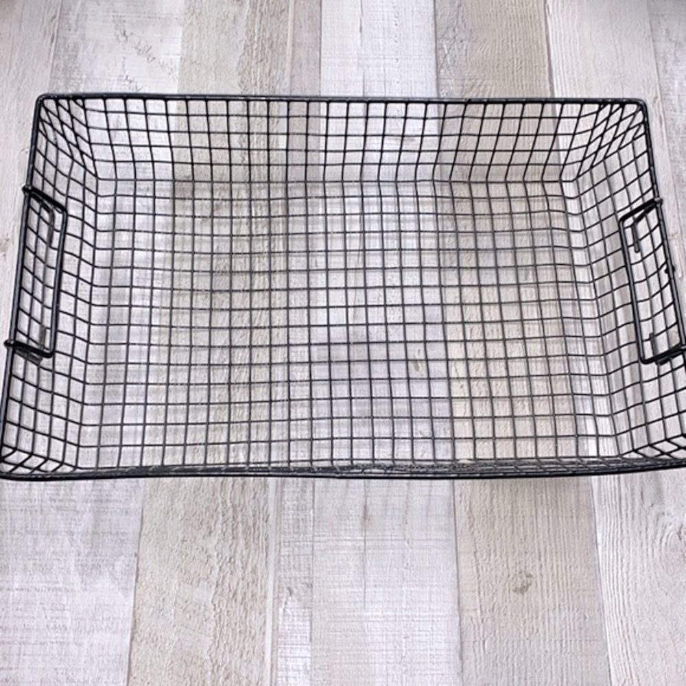 Wire mesh black tray basket